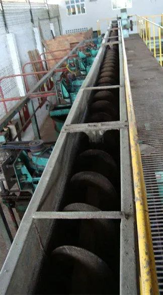 Rosca transportadora na linha de processamento da fábrica