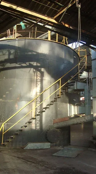 Tanque de aço com escada, dentro da fábrica