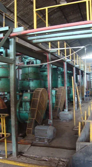 Fileira de prensas na fábrica da Amazon Oil